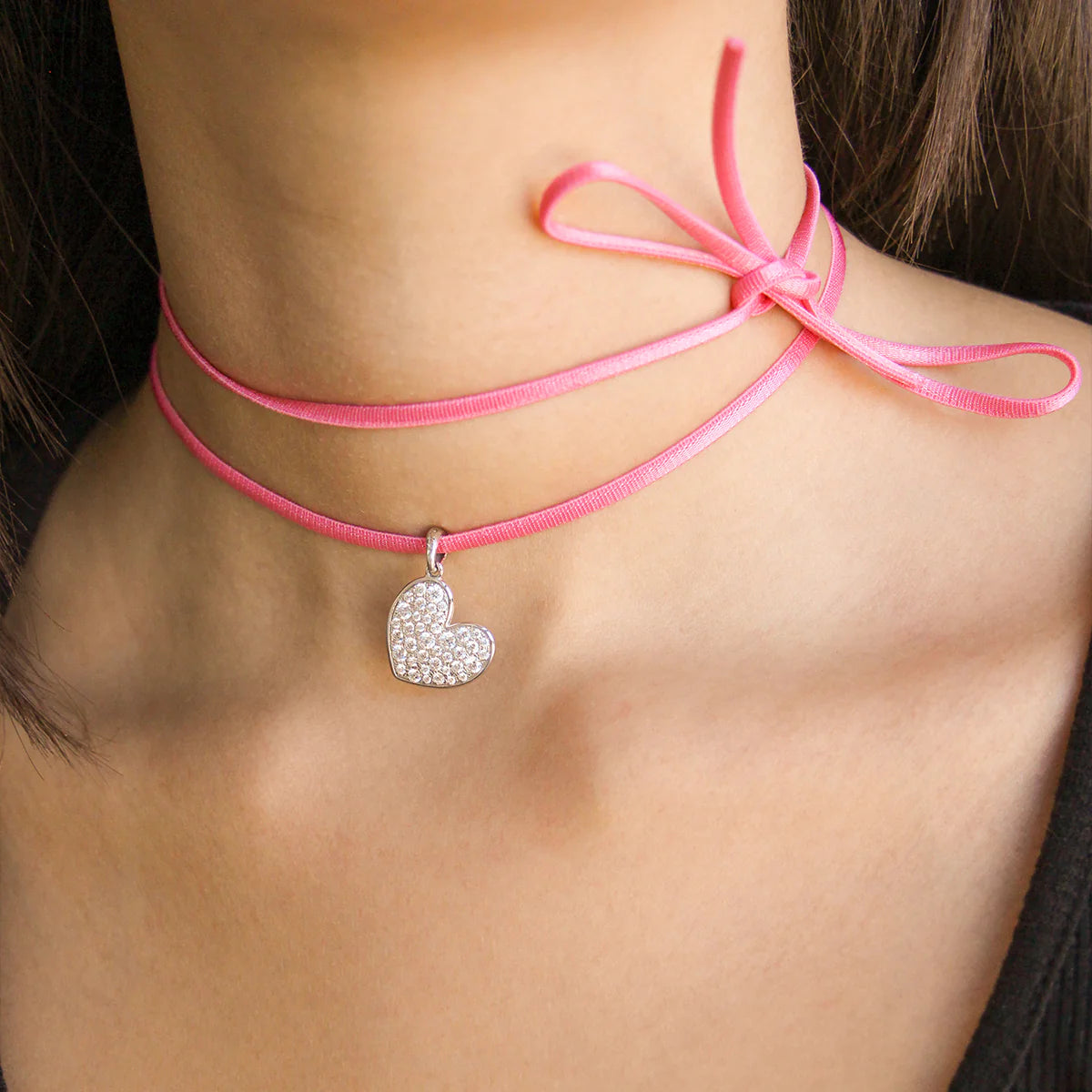 Ciondolo a forma di cuore con choker rosa, indossato - Liberati Gioielli