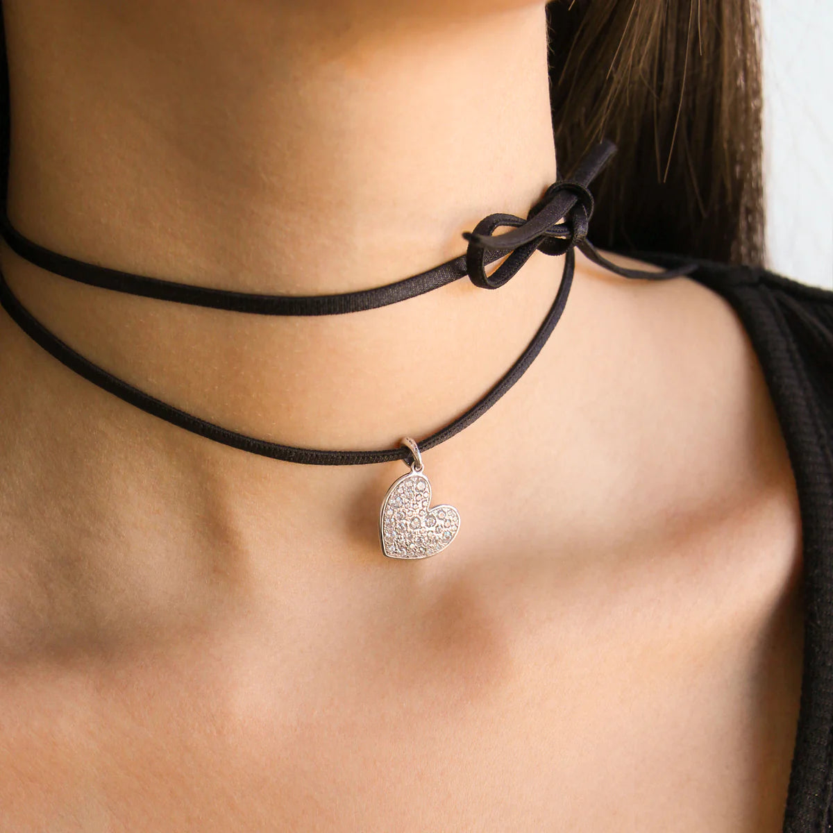 Ciondolo a forma di cuore con choker nero, indossato - Liberati Gioielli