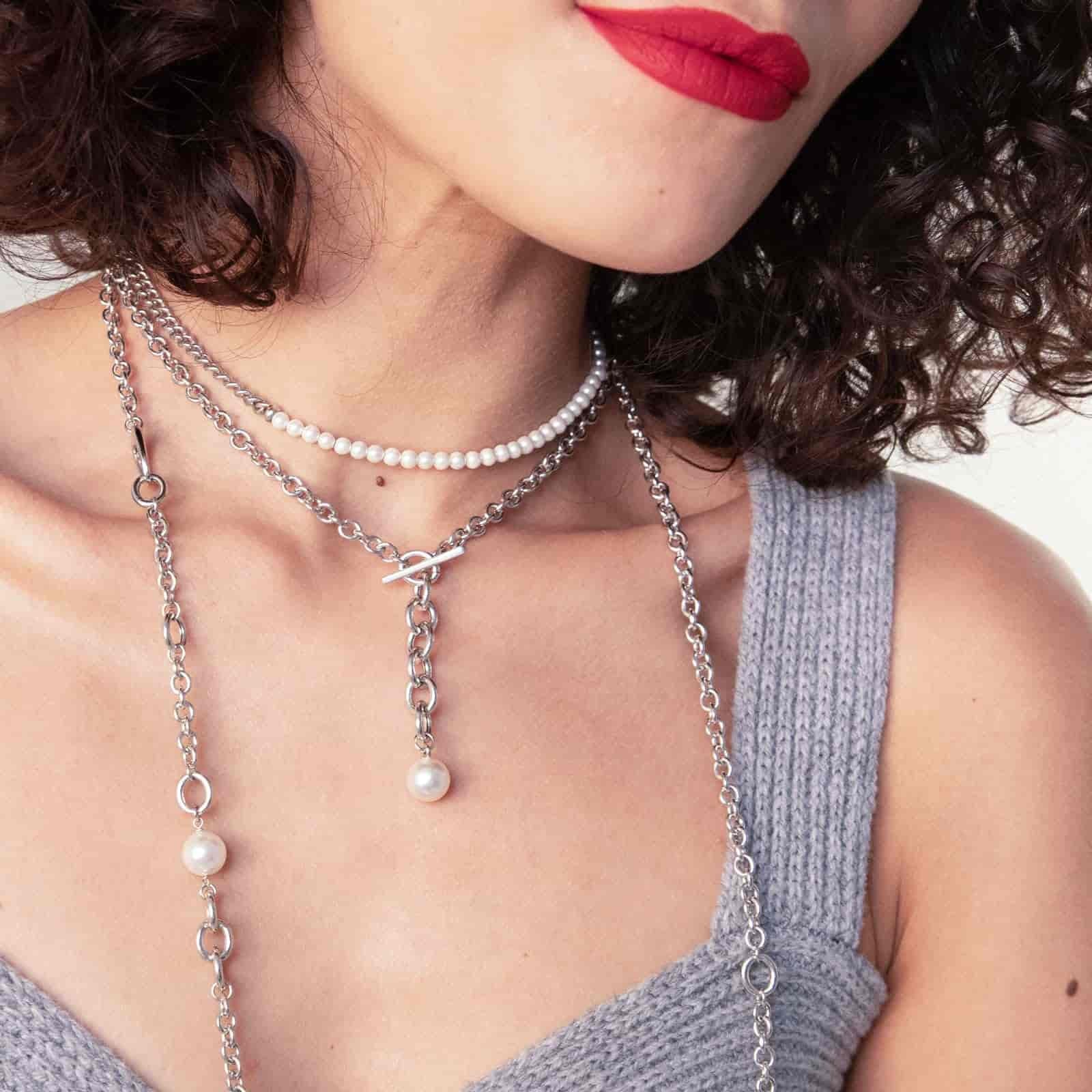 Collana corta in argento con perle bianche