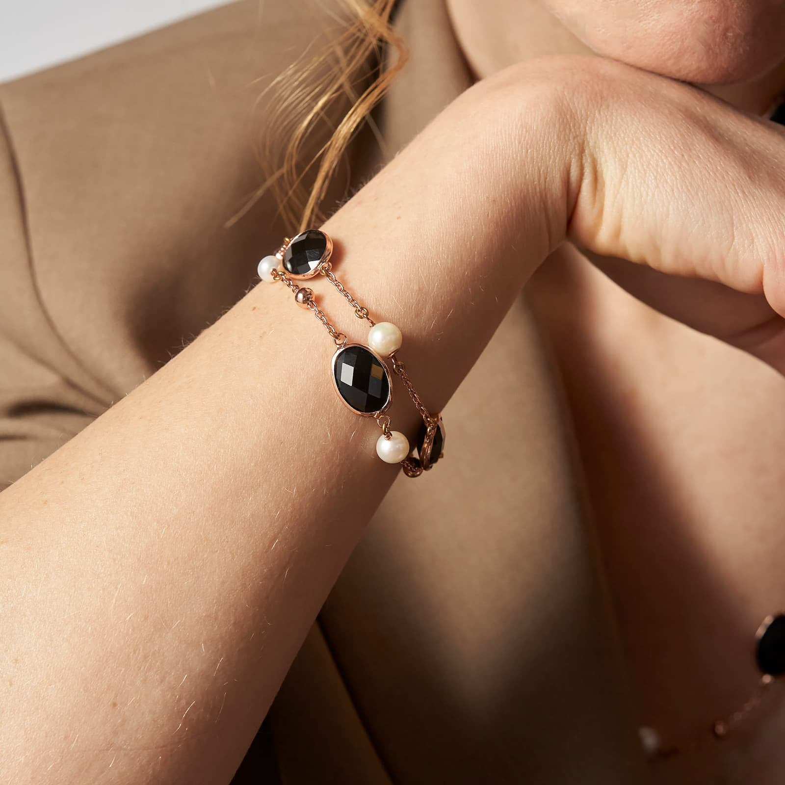Bracciale con pietre nere e perle