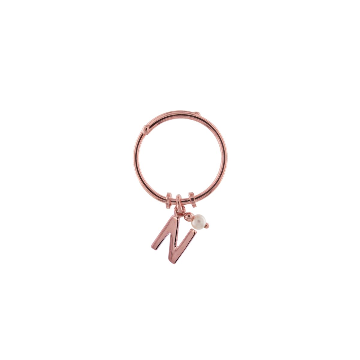 Anello rigido lettera e perlina