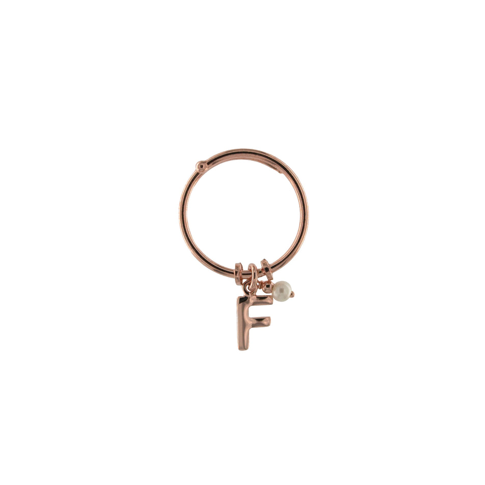 Anello rigido lettera e perlina
