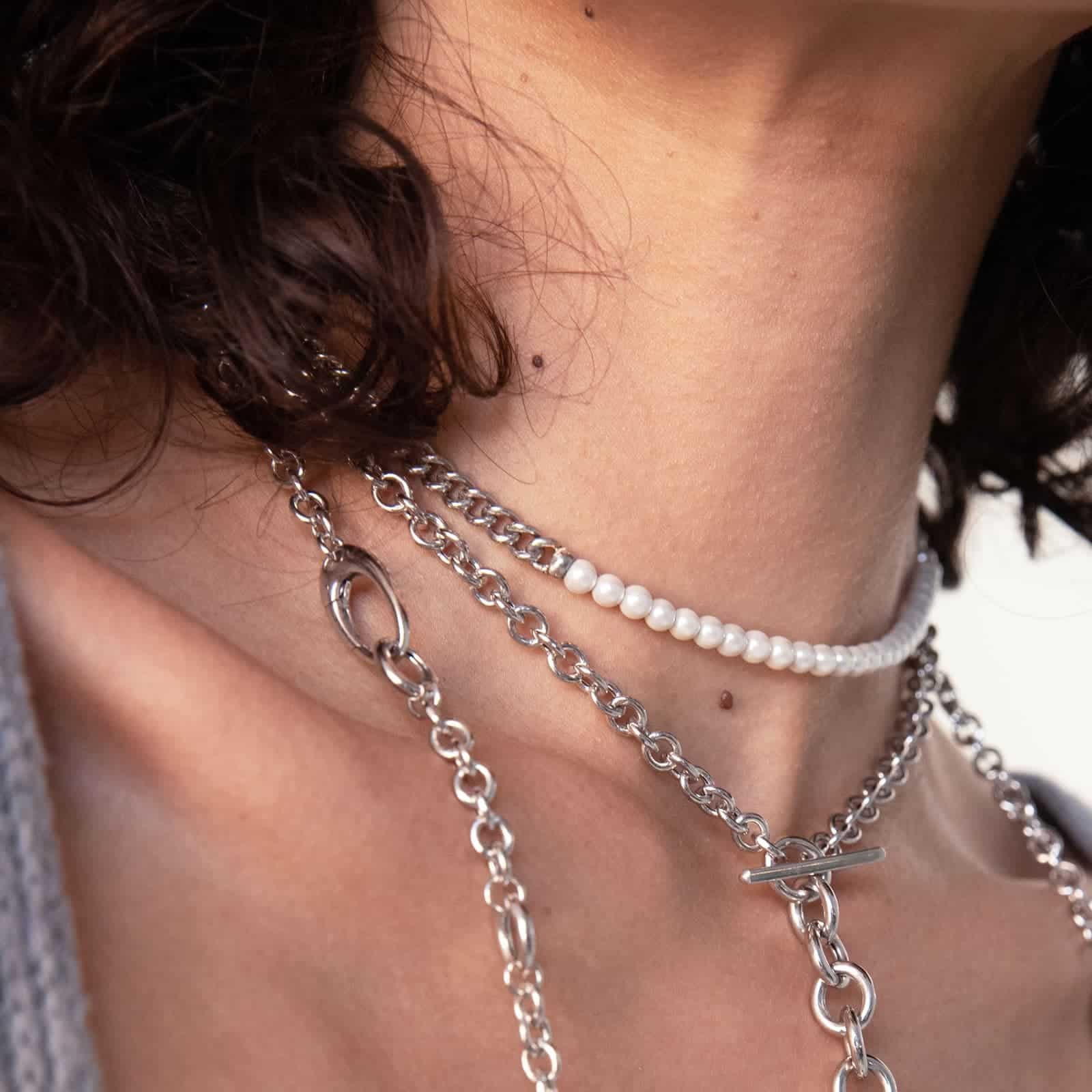 Collana corta in argento con perle bianche